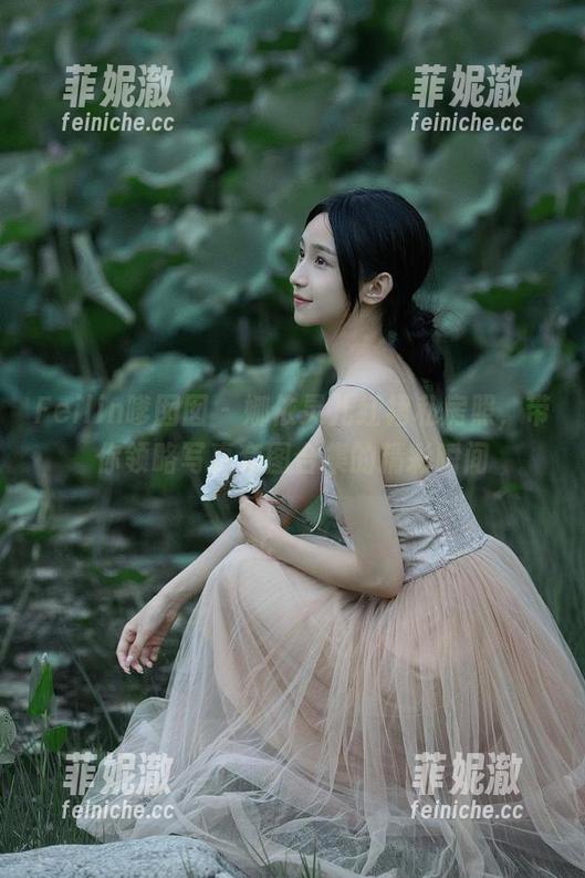 Feilin嗲囡囡 - 娜依灵儿红裙私房照，带你领略写真套图合集的精彩瞬间