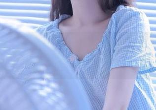 Feilin嗲囡囡 – 梦小楠小夜猫的办公室写真图集：职场生活中的艺术与灵感