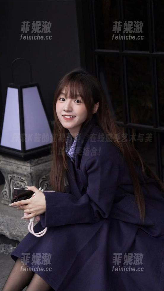 探索K酱的红裙写真，在线感受艺术与美的完美结合！