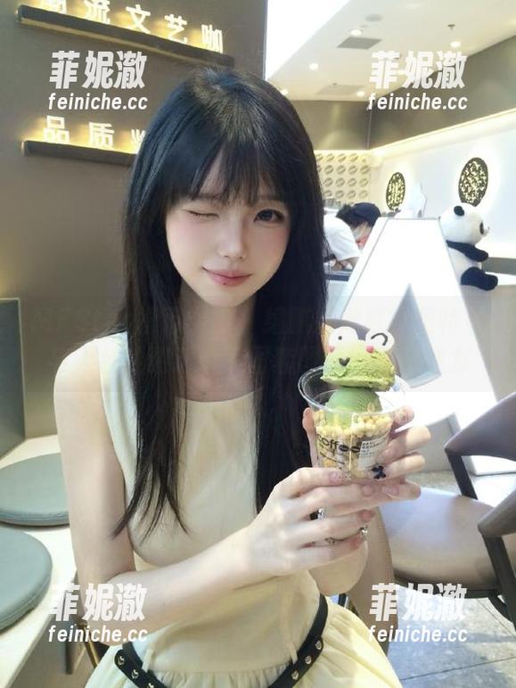 MFStar模范学院 - 细腻姗姗就打奥特曼与天台的邂逅：美图套图尽显青春魅力