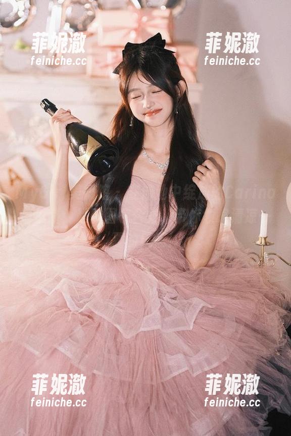 MyGirl美媛馆-Carina绮里嘉 MyGirl美媛馆 - 在泳池中绽放的Carina绮里嘉:超赞图包合集,带你领略清凉一夏的风情!
