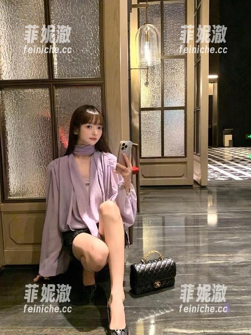 SIW斯文传媒 - 探索悦悦草地腿模的美图，照片捕捉夏日的青春气息