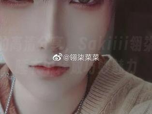 梦幻般的高清分享，Sakiiii翎柒在蕾丝睡衣中释放巧妙魅力