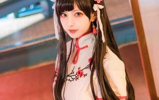 Shika小鹿鹿化身优雅女神，连衣裙cos图集带你走进时尚的世界。