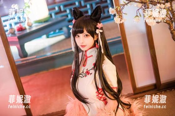 Shika小鹿鹿化身优雅女神，连衣裙cos图集带你走进时尚的世界。