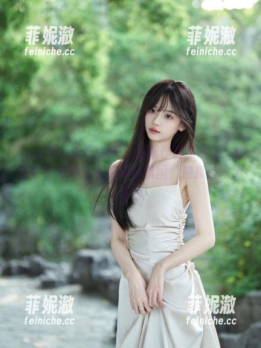 TouTiao头条女神 - 最新作品集揭秘：曲佑熙与泳池结合的浪漫氛围，迎接每一个夏日