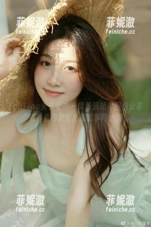 TouTiao头条女神-梁芮溪 TouTiao头条女神 - 梁芮溪短裙图包分享,来看看短裙背后的故事与心酸。