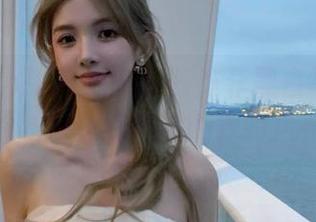 TouTiao头条女神 – 陈亦菲黑白写真之美，原图带你领略她的独特风格！