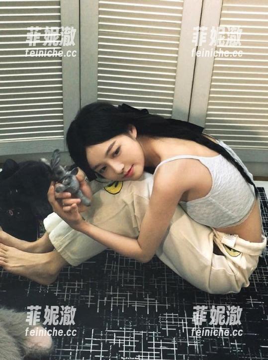 UGirls尤果网 - 李凌子美腿私拍图集，展现她的时尚态度与个性风格