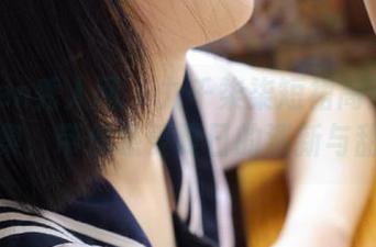 Xiuren秀人网 – 九千柒柒短裙高清写真合集，带你感受夏日的清新与甜美