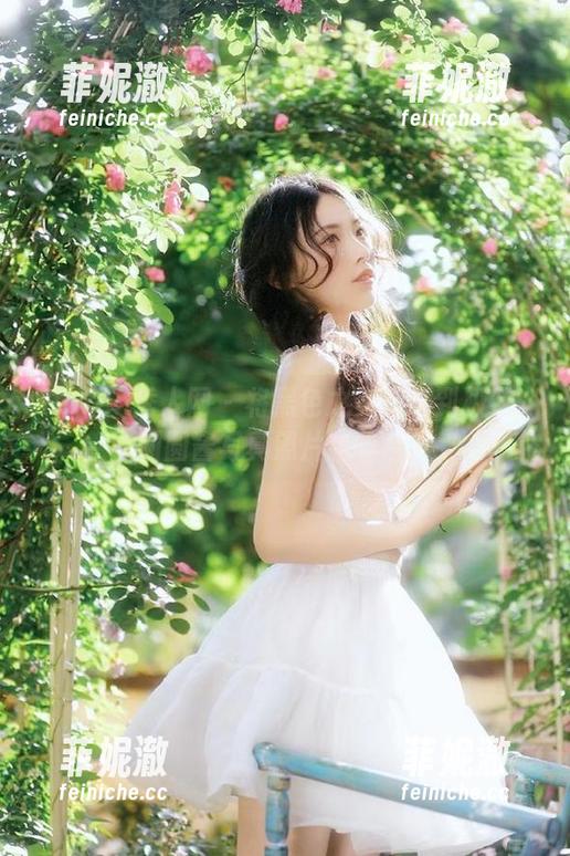 Xiuren秀人网-圆圆酱 Xiuren秀人网 - 将黑色之美演绎到极致:圆圆酱写真照片精华合集