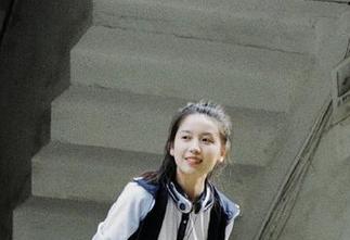 Xiuren秀人网 – 打开小海臀Rena的图库，领略她秘书写真作品的无穷魅力与创意