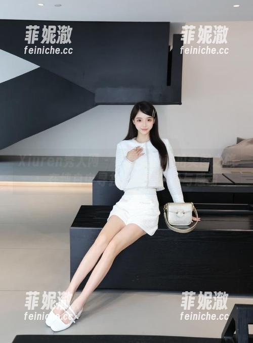 Xiuren秀人网 - 小逗逗的私拍美图之旅：在纯白中寻找心灵的宁静与感动