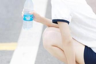 Xiuren秀人网 – 模特悦悦分享她的女孩写真，带你领略视觉的极致享受