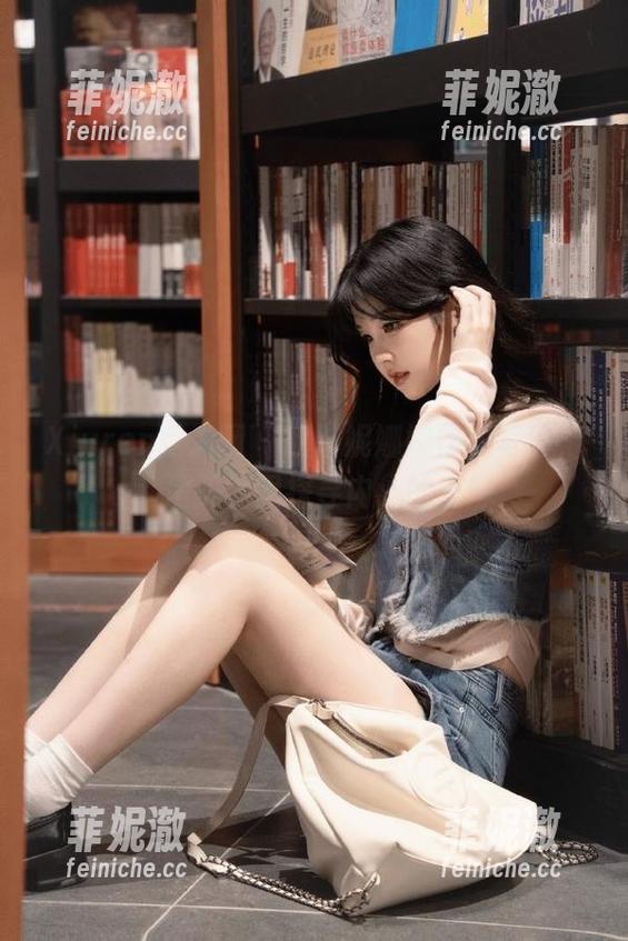 Xiuren秀人网 - 欧阳妮娜娜裸足写真，私房美图里探寻内心的宁静