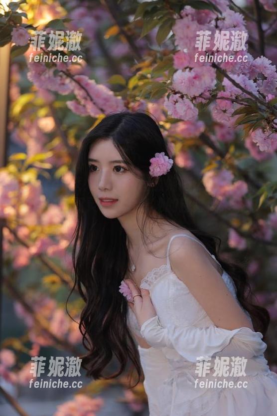 Xiuren秀人网 - 从程慧娴Phoebe网袜图包中获取灵感，分享她的独特风采与时尚态度
