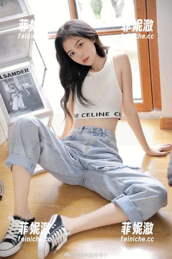 Xiuren秀人网 - 萌白酱制服写真图集：从容优雅中透出少女的纯真光彩