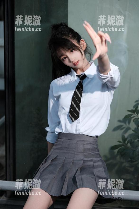 Xiuren秀人网 - 与“麻吉小兔子”一起感受白裙之美：高清美图与壁纸免费分享