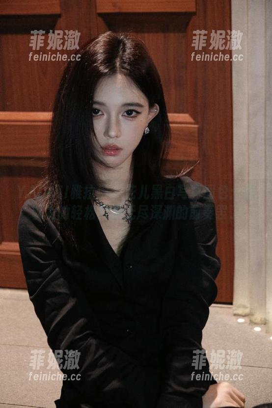 YALAYI雅拉伊 - 花儿黑白写真图包：你以为的轻松只是无尽深渊的前奏罢了