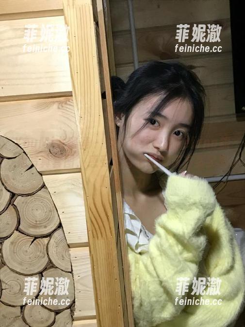 YouMi尤蜜荟 - 免费下载娜露selena旗袍写真套图，感受无与伦比的东方美学和时尚魅力