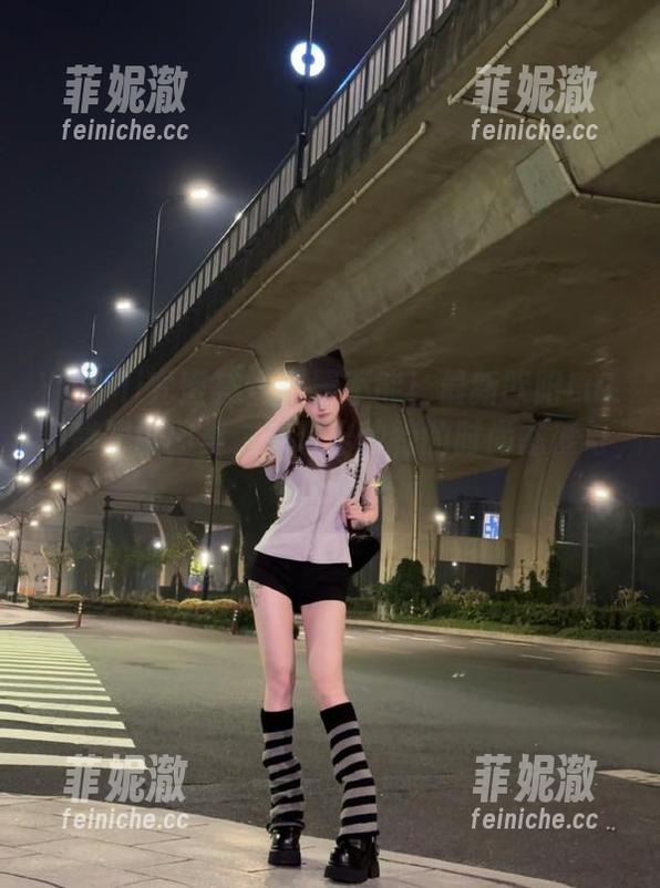 YouMi尤蜜荟 - 欲罢不能！最新欧阳LuLu高跟鞋图集，展现出独特的时尚态度与个人风格