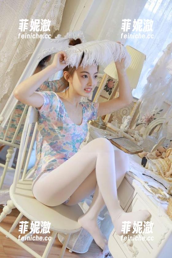 beautyleg - Dana白裙写真大赏：感受她在每一帧中散发的光芒，快来下载这份独特作品集！