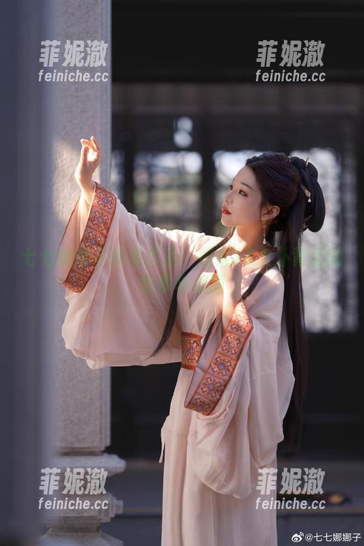 七七娜娜子高清作品：探索2B女仆背后的故事与美丽
