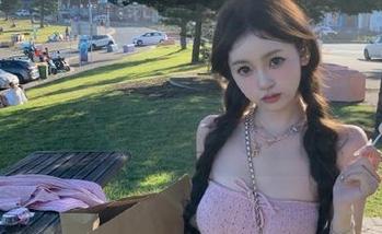 丽柜 – 性感赛道女郎安娜的写真魅力，网盘独家分享，等你来欣赏！