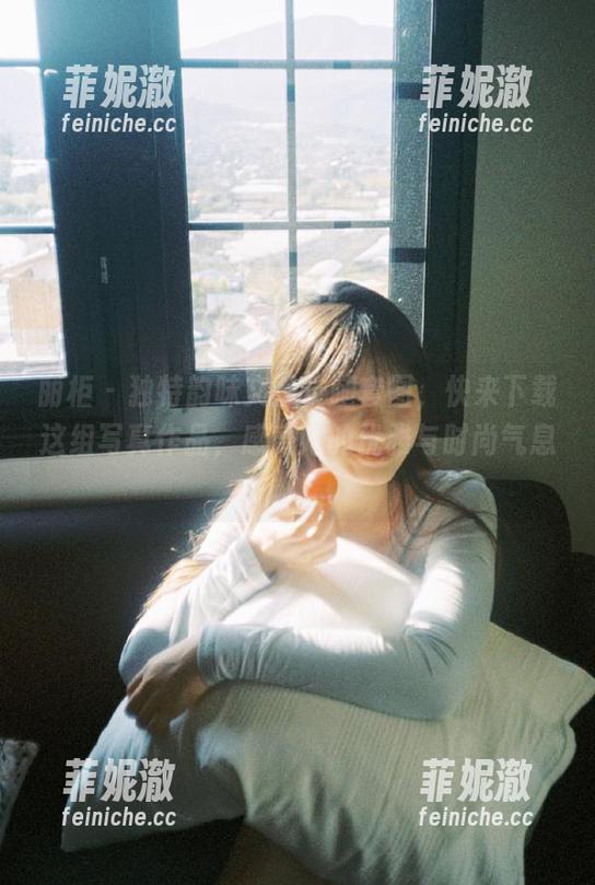 丽柜 - 独特韵味文静长腿套图，快来下载这组写真作品，感受她的优雅与时尚气息！