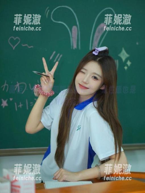 丽柜 - 肖肖的美脚私拍作品，是性感也是艺术的完美结合