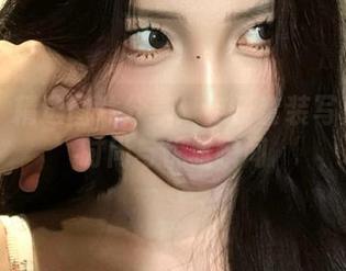丽柜 – 精选图片分享：英子套装写真里的时尚与优雅瞬间