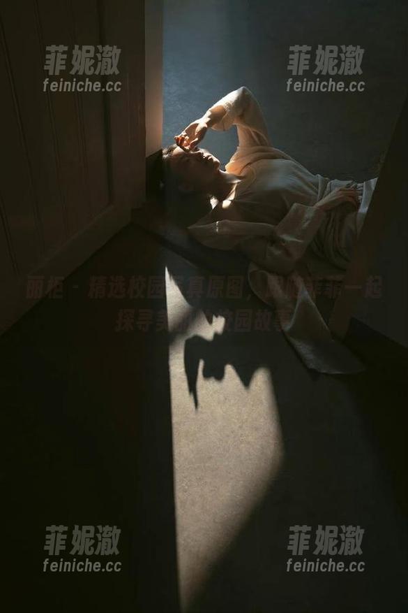 丽柜 - 精选校园写真原图，跟随菲菲一起探寻美丽的校园故事