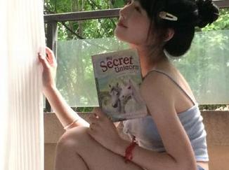 丽柜 – 用心呈现蕊蕊的美足写真，照片记录了她的蜕变与风采，每一瞬都动人。