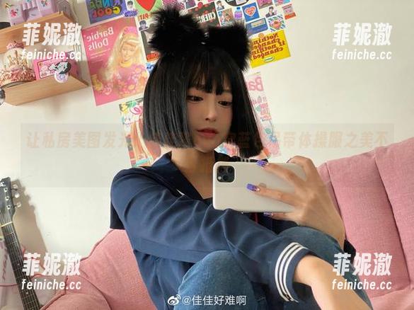 让私房美图发光：佳佳酱ovo穿蓝色吊带体操服之美不可抵挡
