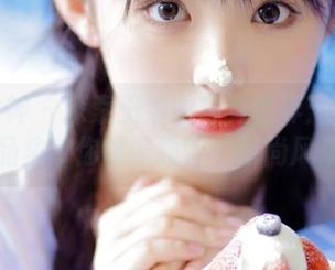 克拉女神 – 探索王睿的写真世界：裤里丝作品集带你领略独特的时尚风采。