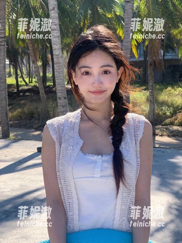 克拉女神 - 珊珊与朋友们的双人套图精选，展示青春活力与无尽欢笑，记录美好时光