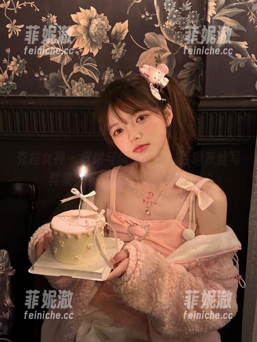 克拉女神 - 鲜艳与优雅交融，百琳灰丝写真集，下载链接火热开启中！