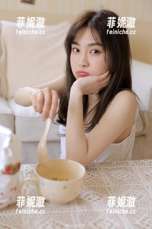 克拉女神 - 芊芊户外私拍图集：让每一幅画面诉说她与自然的动人故事