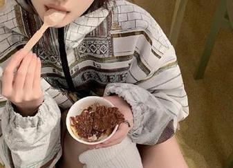 克拉女神 – 精选高子琁的白衬衫图集，让你在繁忙生活中找到优雅的宁静