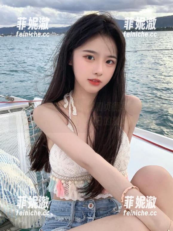 在兔玩映画的泳装蕾姆和贞德写真集中，原图细腻生动，展现夏日的激情与魅力！