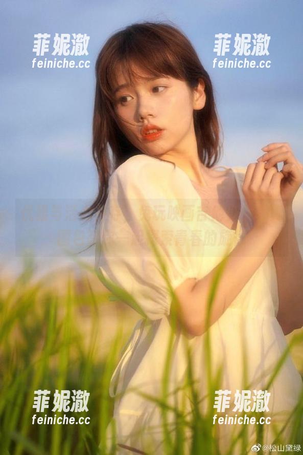 优雅与活力并存，兔玩映画吉他少女写真图包等你一起探索青春的旋律