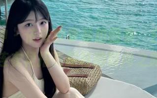 初夏女神 – 依依秋季私拍图集，白色M码连衣裙搭高跟鞋的时尚之旅
