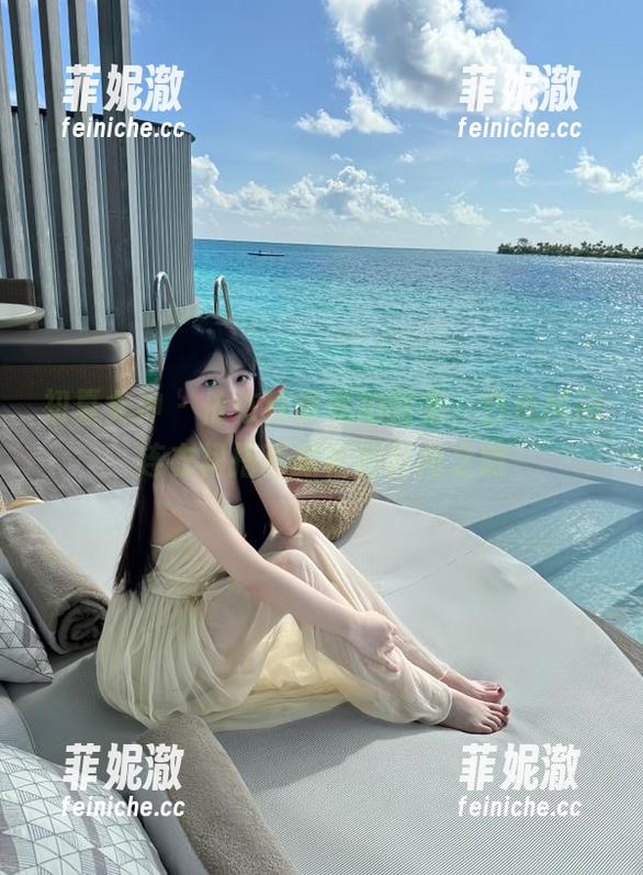 初夏女神 - 依依秋季私拍图集，白色M码连衣裙搭高跟鞋的时尚之旅