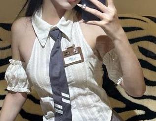 初夏女神 – 双双裸足写真私拍：感受轻盈与自由的完美套图