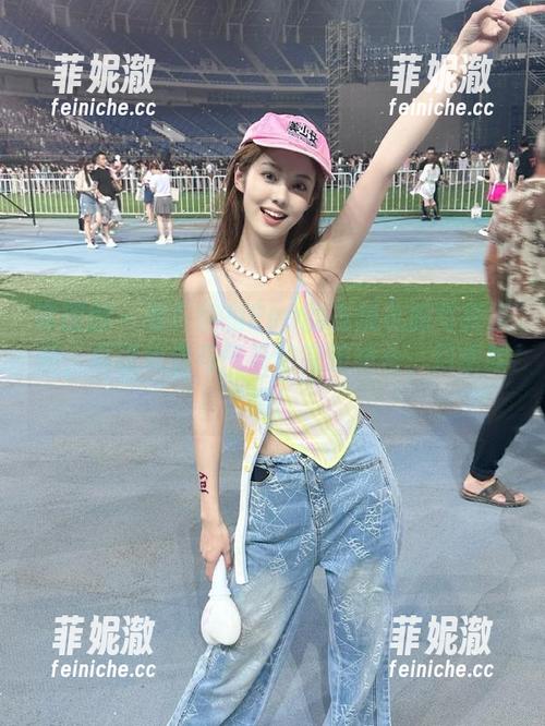 嗲囡囡 - 看！伊蓓Eva的在线礼服写真美图，展现优雅与气质的完美结合，尽情欣赏！