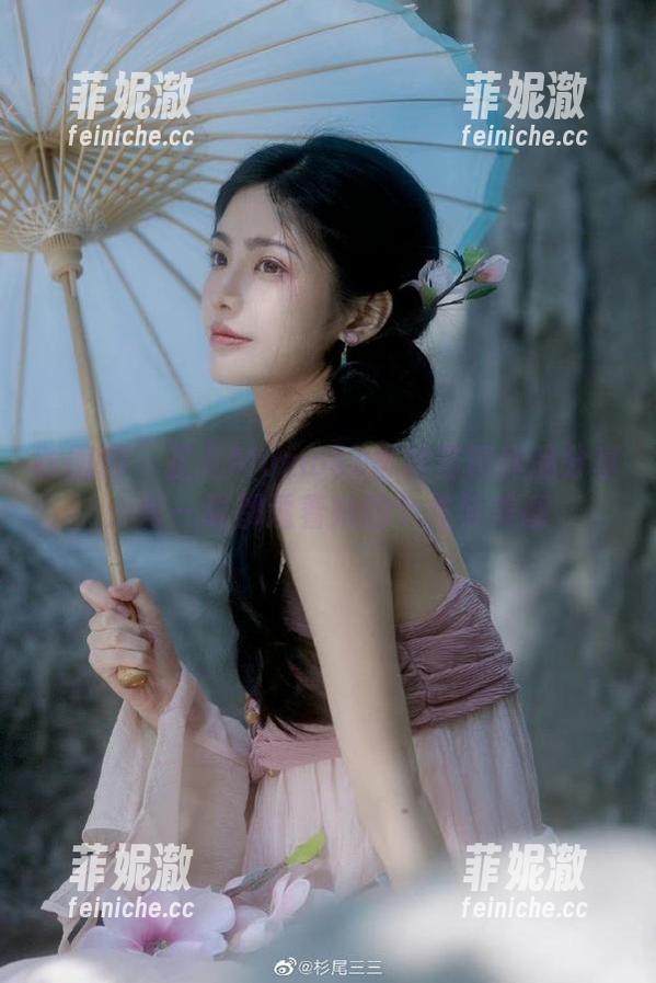嗲囡囡 - 芷儿Momoko黑丝写真作品分享：每一张都透着她的个性与美感