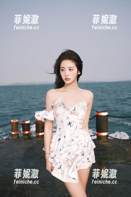 头条女神 - 俞公主的居家写真美图，照片中透露出简单而纯粹的幸福