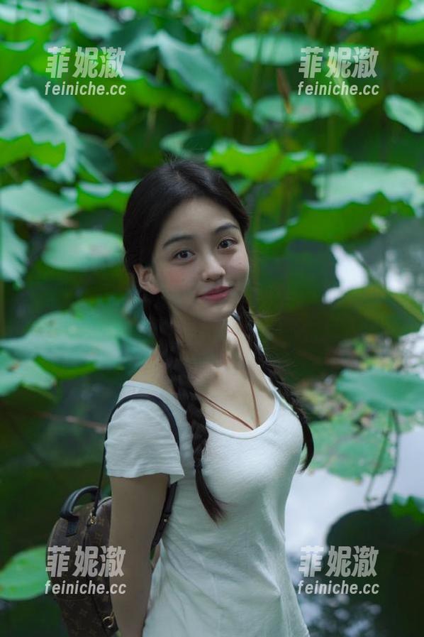 头条女神 - 美图分享：文雪在夏天里展现的青春与自然