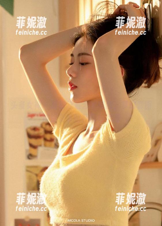 头条女神 - 易阳泳装艺术精选，梦幻套图捕捉夏季的轻盈与优雅
