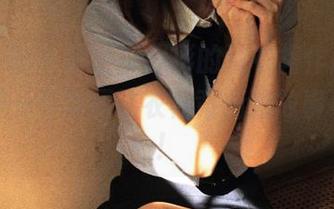 头条女神 – 跟随李思彤的连衣裙作品集，感受每一件华丽连衣裙背后的故事与魅力！